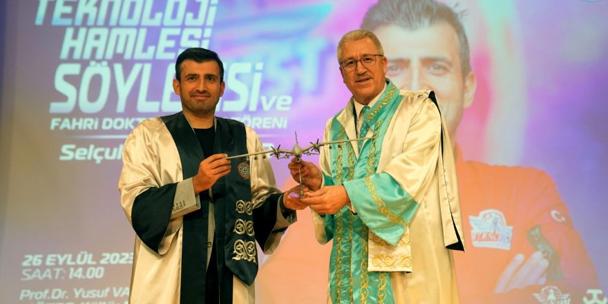 SELÇUK BAYRAKTAR İZMİR'DE ÜNİVERSİTELİLERLE BULUŞTU