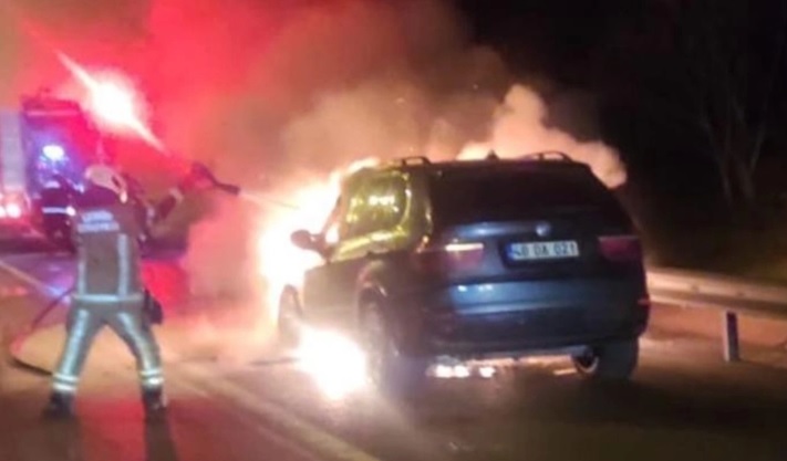 İZMİR'DE OTOYOLDA ARAÇ YANGINI