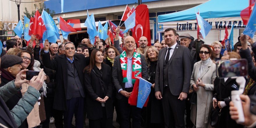 İYİ PARTİ KARŞIYAKA'DA SAHNEYE İNDİ