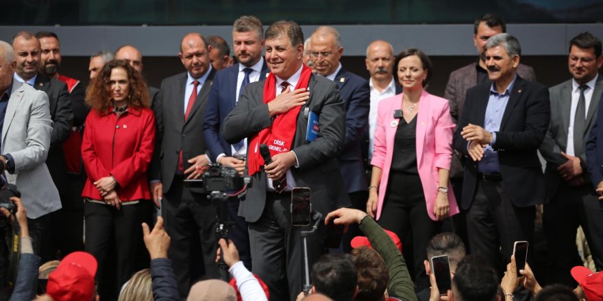 KARŞIYAKA BELEDİYESİ ÖNÜNDE EYLEM YAPAN DİSK CEMİL TUGAY'I DESTEKLEDİĞİNİ AÇIKLADI