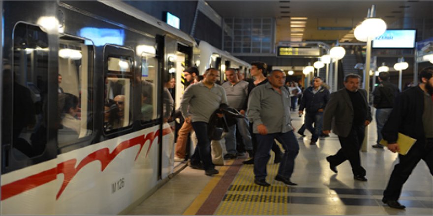 TRAFİKTEKİ ROLÜ AĞIR..İZMİR METROSU 1 MİLYAR KİŞİYİ TAŞIDI