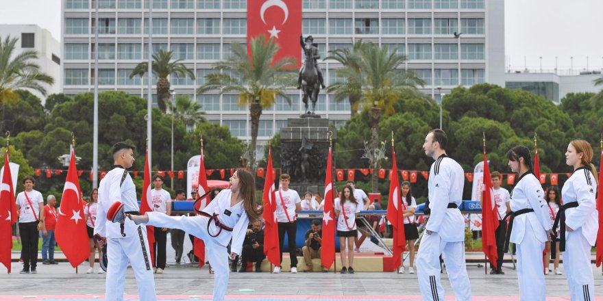 CUMHURİYET MEYDANI'NDA BAYRAM COŞKUSU