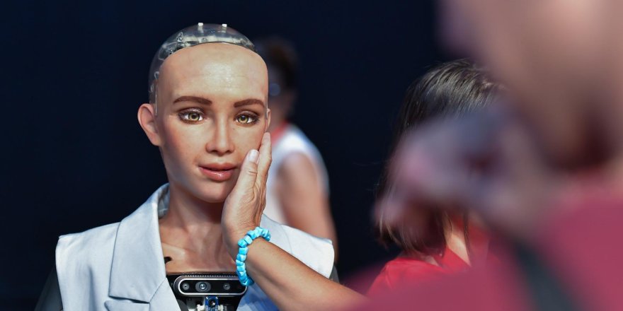 OKAN BAYÜLGEN İLE ROBOT SOPHİA İZMİRLİLER İLE BİR ARAYA GELDİ