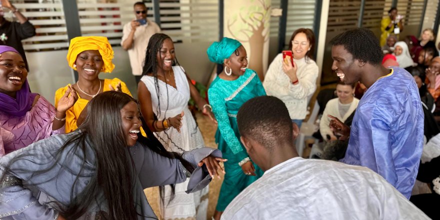 GAMBİYALI ÖĞRENCİLER İZMİRLİ GENÇLERLE BULUŞTU