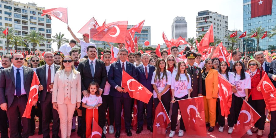 19 MAYIS COŞKUSU İZMİR'İ SARDI