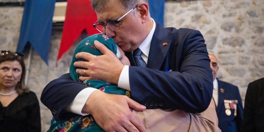 İZMİR'DE İHTİYAÇ SAHİPLERİ VE EMEKLİLER UNUTULMADI