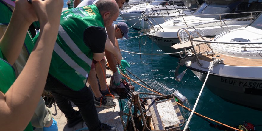 AK PARTİ İZMİR'DEN DENİZDE DİP TARAMA TEMİZLİĞİ