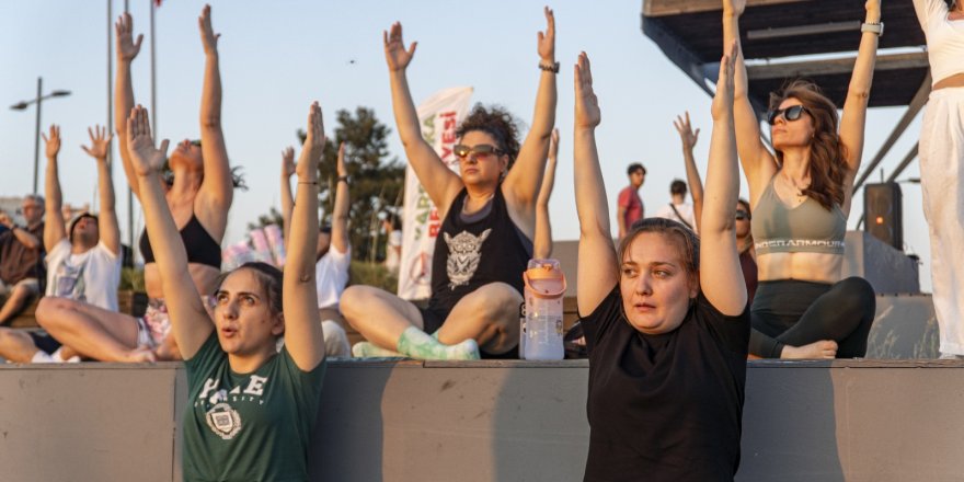 İZMİR'DE HER ŞEY GÜLLÜK GÜLİSTANLIK...BELEDİYELERDE YOGA FURYASI