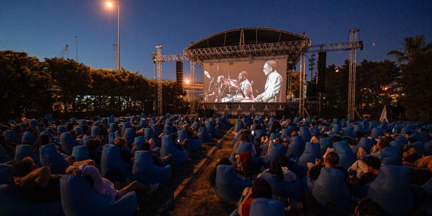 İZMİR'DE AÇIK HAVADA SİNEMA KEYFİ BAŞLADI