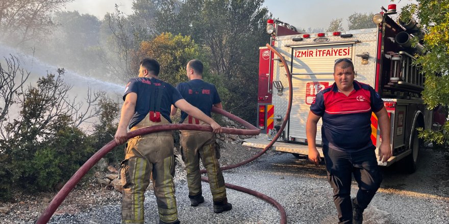 ÇEŞME'DE YANGINLA MÜCADELE SÜRÜYOR
