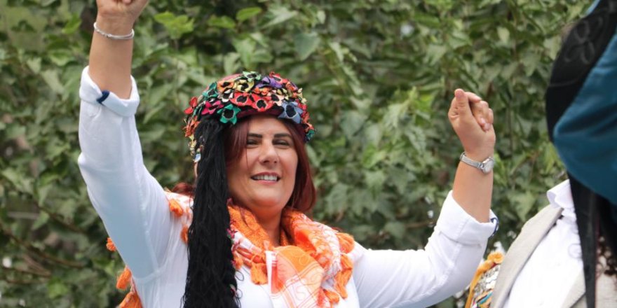 CHP'NİN TOPUKLU EFESİ AK PARTİ'YE GEÇTİ.. İSTİFA ETTİ, SOSYAL MEDYADAN DA DUYURDU