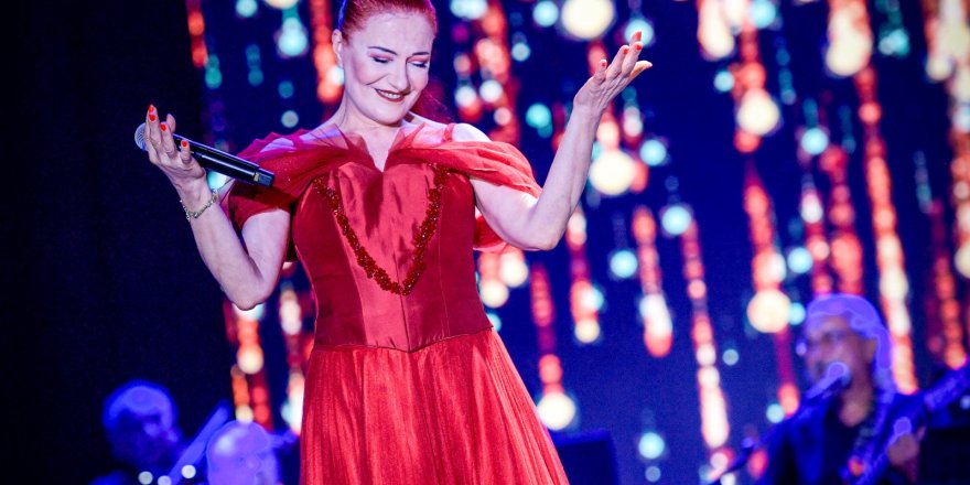 İZMİR FUARI'NDA CANDAN ERÇETİN RÜZGARI