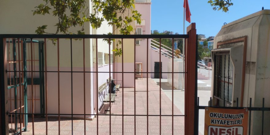 İZMİR'DE EĞİTİM BİLMECESİ.. İZMİR İL MİLLİ EĞİTİM MÜDÜRLÜĞÜ 'OKULLAR AÇILDI' DEDİ / ETKİ TV OKULLARIN AÇIK OLMADIĞINI BELGELEDİ