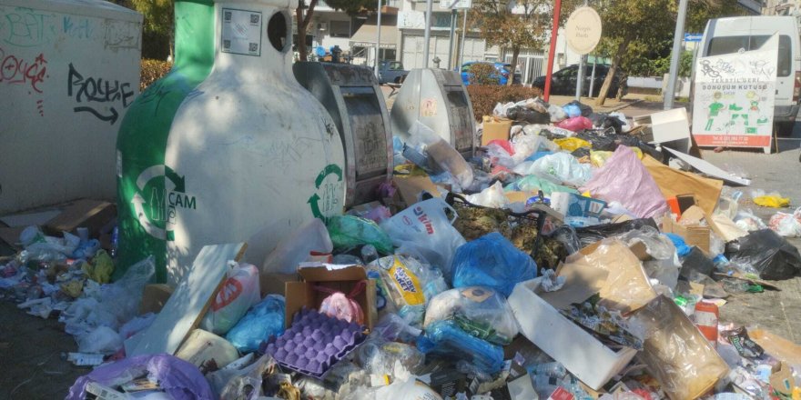 KARŞIYAKA'DA ÇÖPLER DEPREM TOPLANMA ALANINA DÖKÜLMEYE BAŞLADI. YA DEPREM OLURSA..