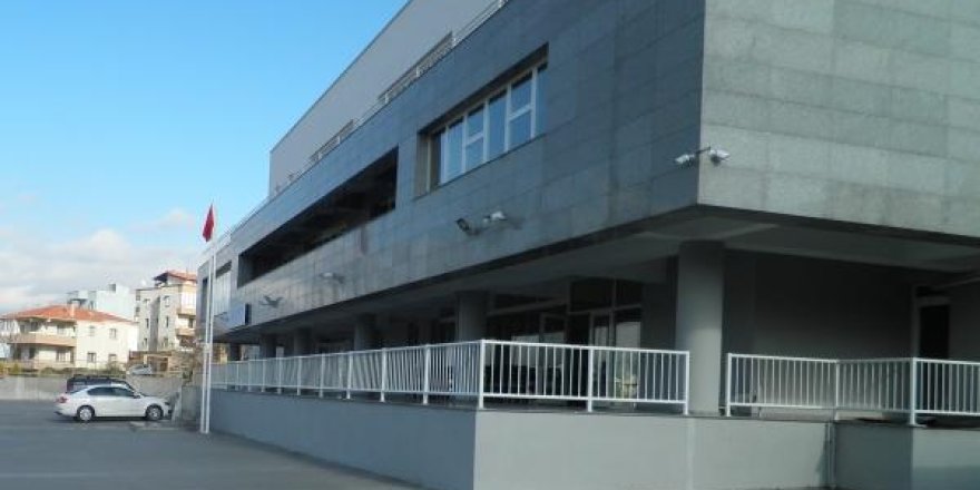 URLA'DA REZALET...İZMİR'DE 9 YAŞINDAKİ ÖĞRENCİNİN ÜZERİNE BAYRAK DİREĞİ DEVRİLDİ