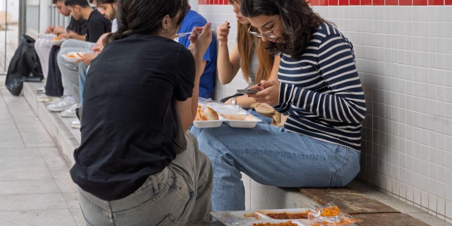 İZMİR BÜYÜKŞEHİR'DEN ÜNİVERSİTELİLERE SICAK YEMEK