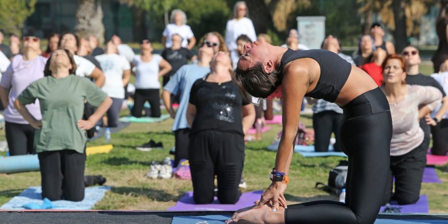 ÇÖPE VEDA EDEMEYEN KARŞIYAKALILAR YAZA YOGA İLE VEDA ETTİ. ŞAKA DEĞİL GERÇEK...