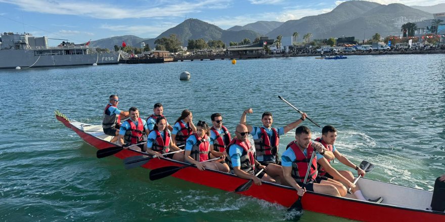 İZMİR'DE TEKNE YARIŞLARI NEFES KESTİ