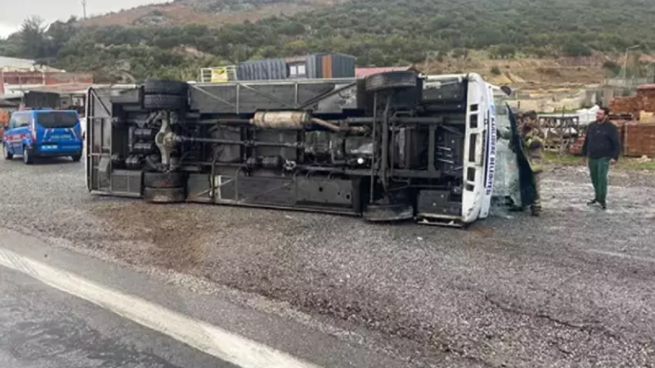İzmir’de Futbolcuları Taşıyan Midibüs Devrildi
