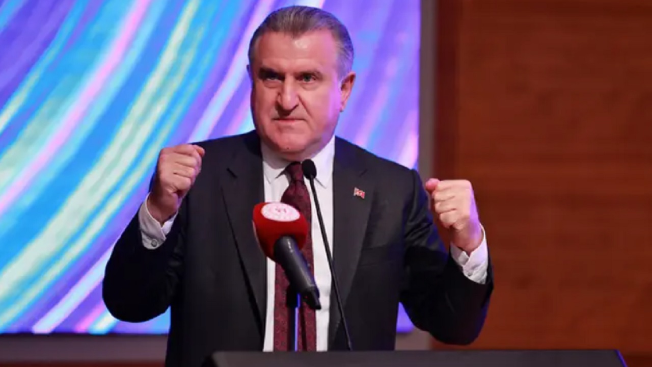 Bakan Bak'tan milli halterci Furkan Özbek'e tebrik