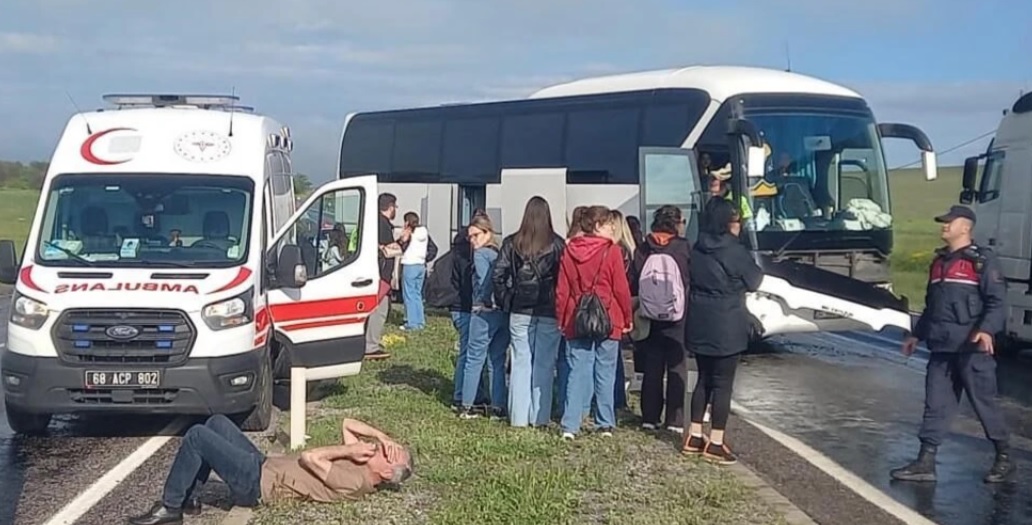 Yağmurda kaygan yolda tur otobüsü savruldu: 16 yaralı