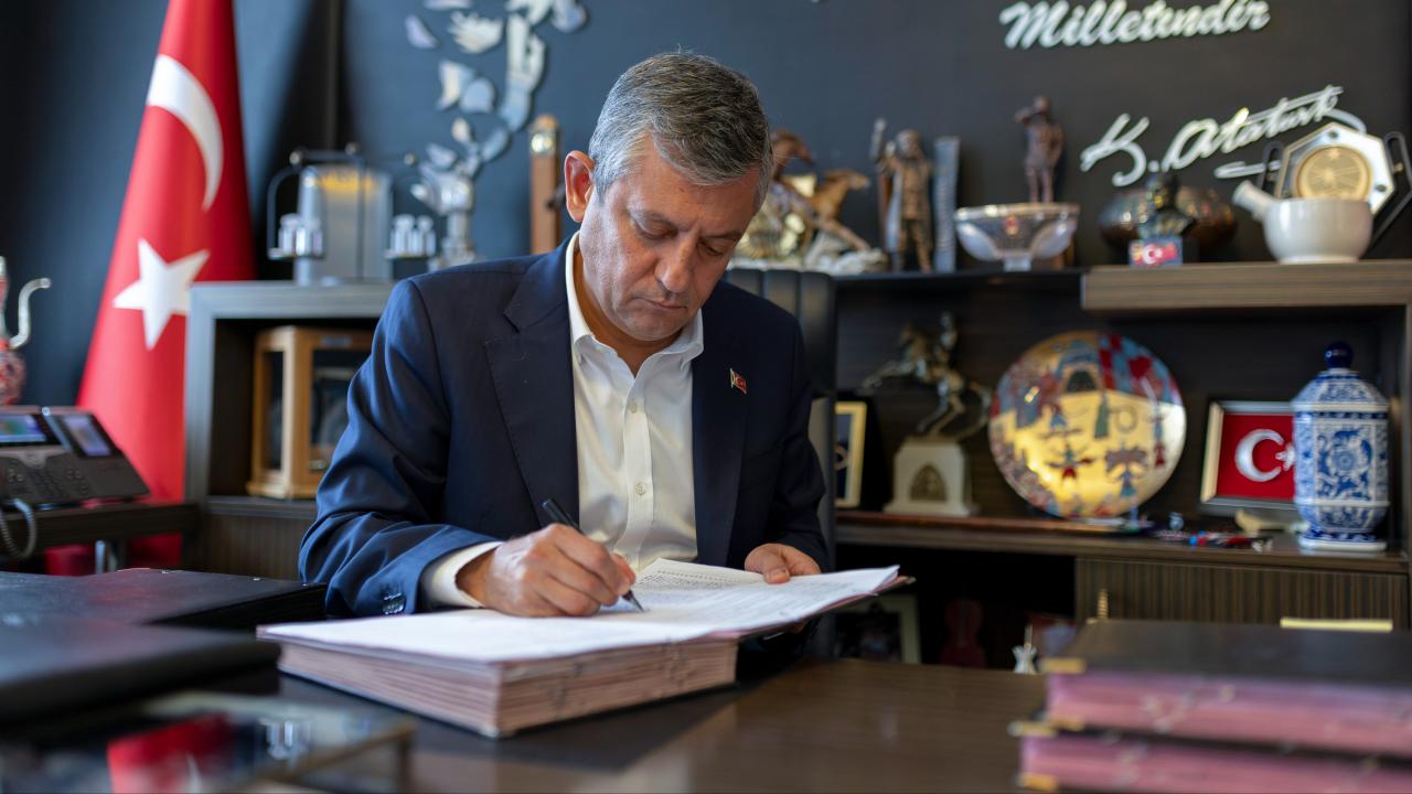 CHP Lideri Özgür Özel ve 90 vekil CHP'den istifa etti!