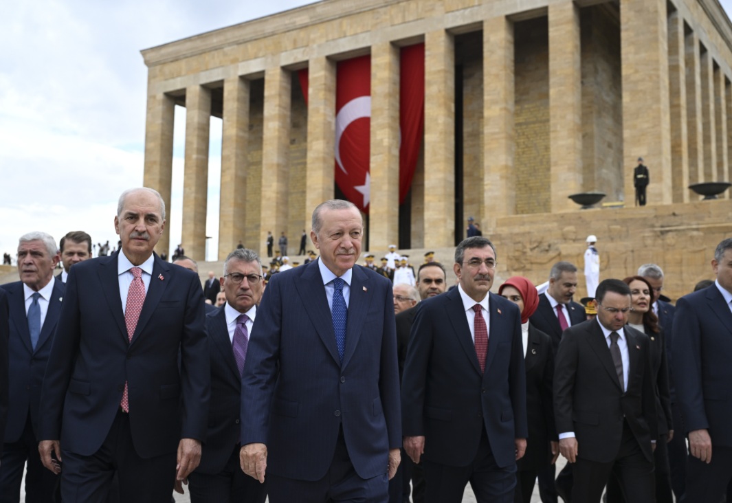 Cumhurbaşkanı Erdoğan başkanlığındaki devlet erkanı Anıtkabir'i ziyaret etti