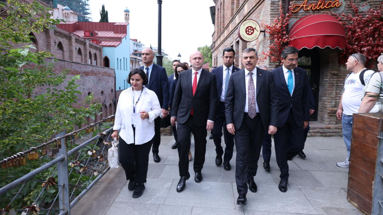 Bakanı Çiftçi, Türkiye'nin Tiflis Büyükelçiliği'ni ziyaret etti