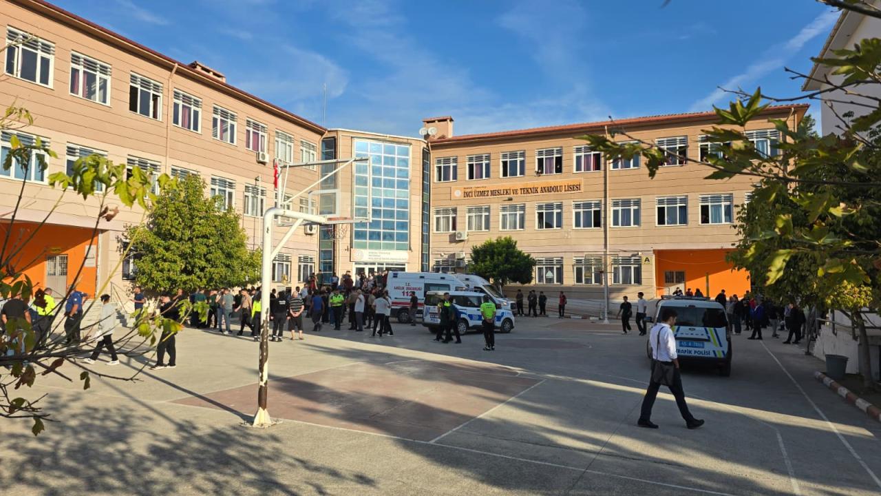 Manisa'da okulun yakınında silahlı saldırı: 2'si ağır 11 öğrenci yaralı