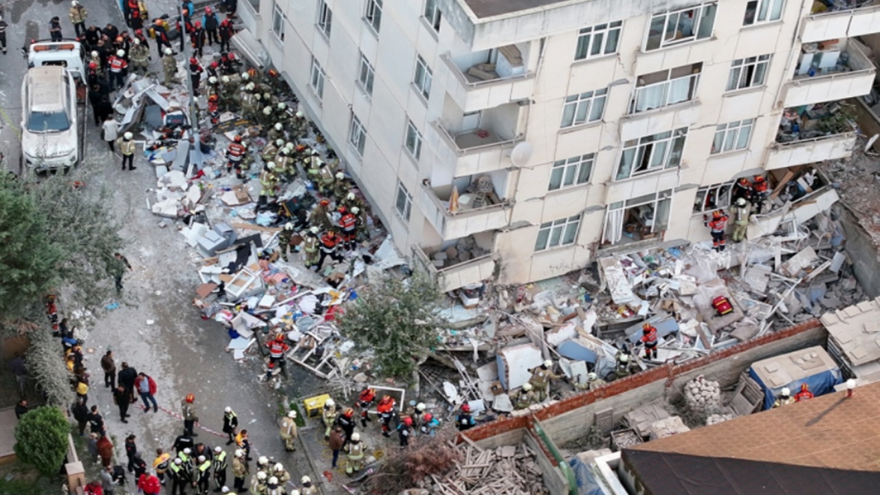İstanbul MALTEPE'de 7 katlı bina kısmen çöktü!