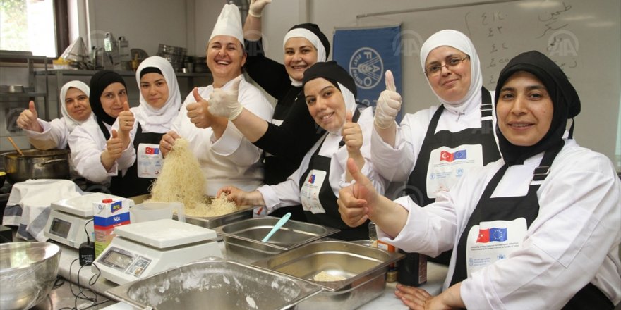 İZMİR EKONOMİ ÜNİVERSİTESİ'NDEN SURİYELİ KADINLARA TÜRK YEMEĞİ EĞİTİMİ