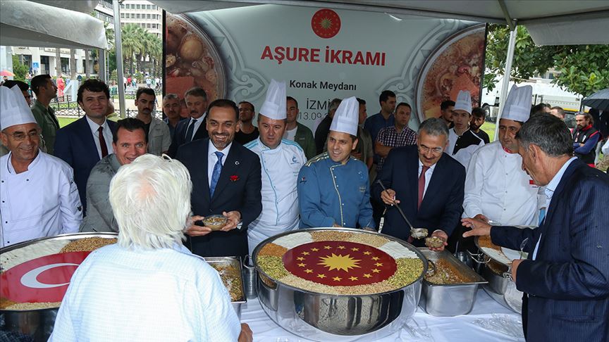 İzmir'de vatandaşlara aşure ikramı