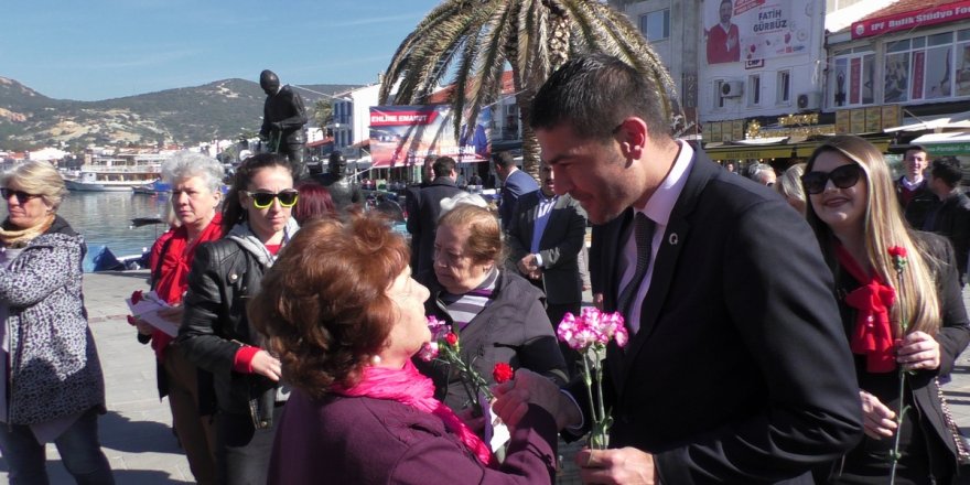 CHP FOÇA ADAYI GÜRBÜZ KADINLARA KARANFİL DAĞITTI