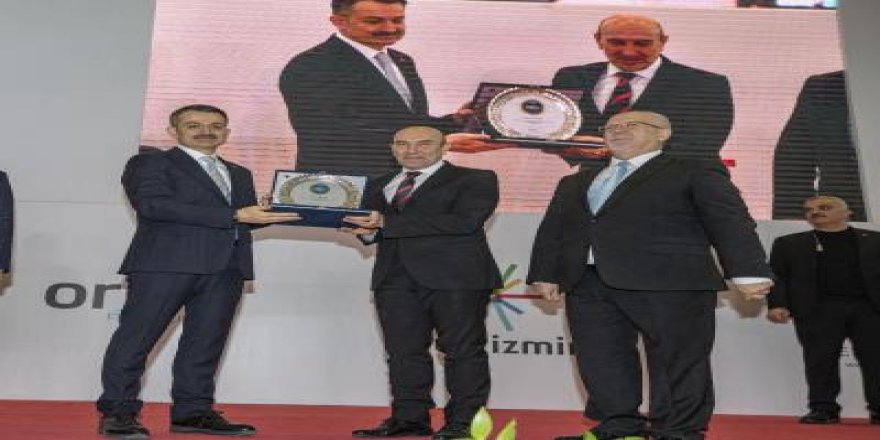 SOYER BAKAN PAKDEMİRLİ'YE PLAKET VERDİ..DÜNYA TARIMI İZMİR'DE BULUŞTU..