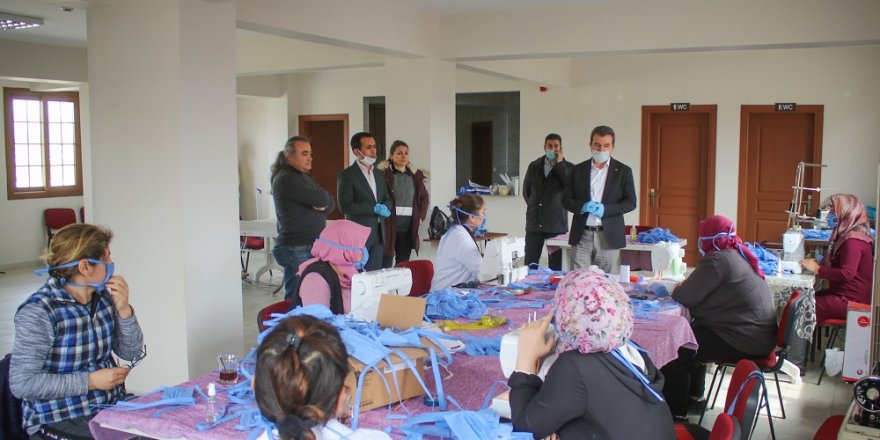 BERGAMALI KADINLAR HASTANE İÇİN MASKE DİKMEYE BAŞLADI