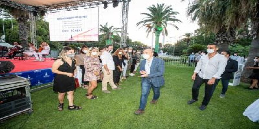 EVDE KALDILAR ÖDÜLLERİNİ ALDILAR