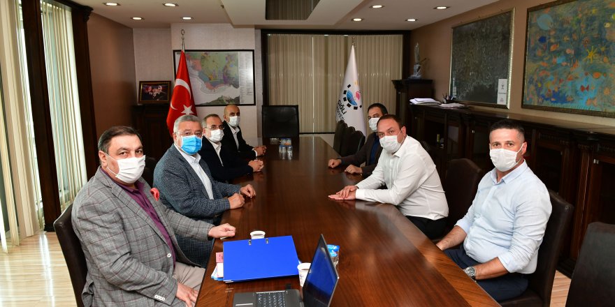 CHP'Lİ GÜMRÜKÇÜ'DEN AK PARTİ İZMİR İL BAŞKANI SÜREKLİ'YE 'MİLLET BAHÇESİ' SUNUMU