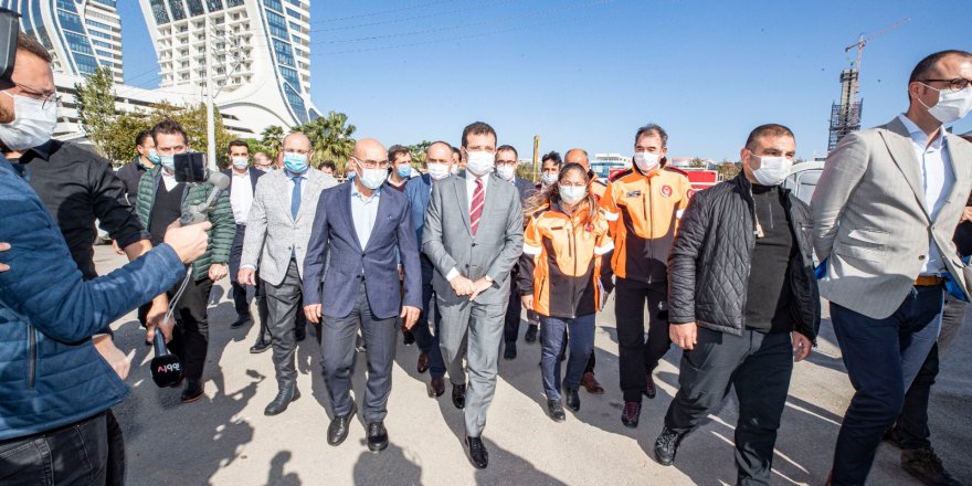 İMAMOĞLU VE EKİBİ DEPREM BÖLGESİNDE GÖZLEM YAPMAYA GELDİ. 'GEÇMİŞ OLSUN'DEDİ