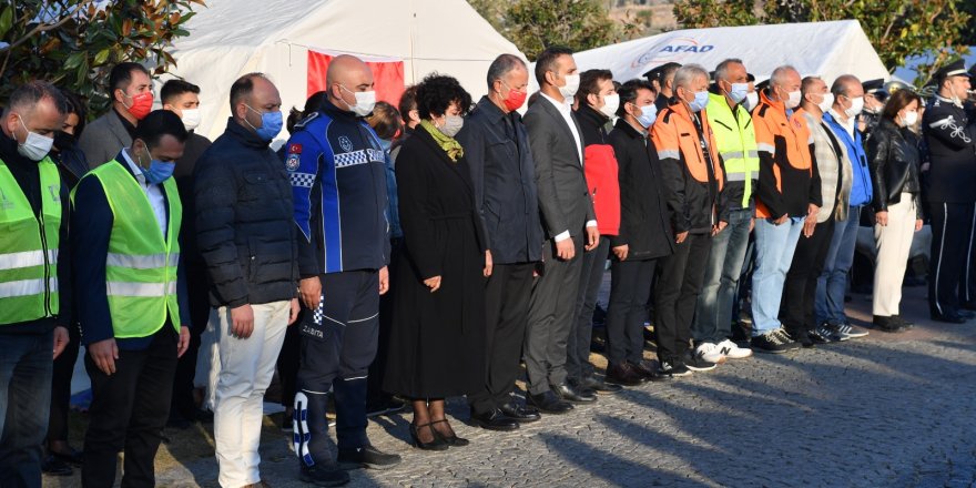 İZMİR'DE ACININ KALBİNDE 10 KASIM TÖRENİ