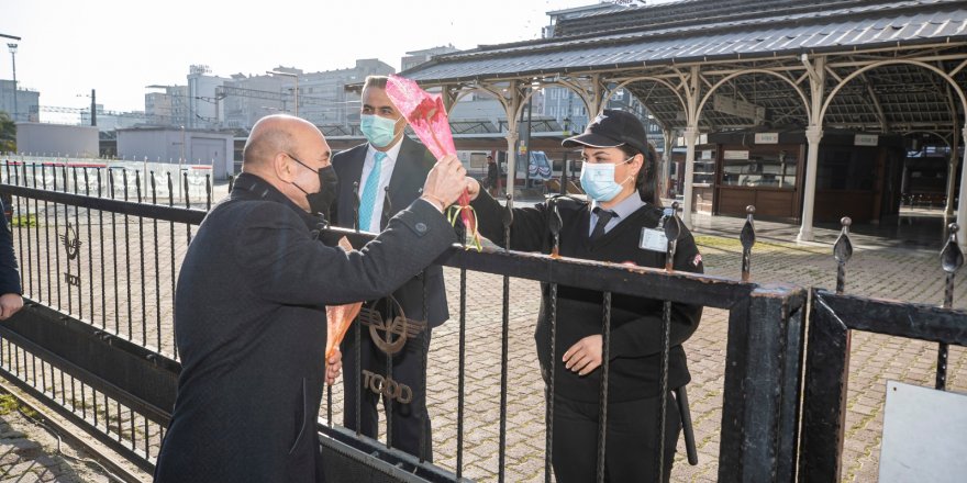 TUNÇ SOYER KADINLARA KARANFİL DAĞITTI