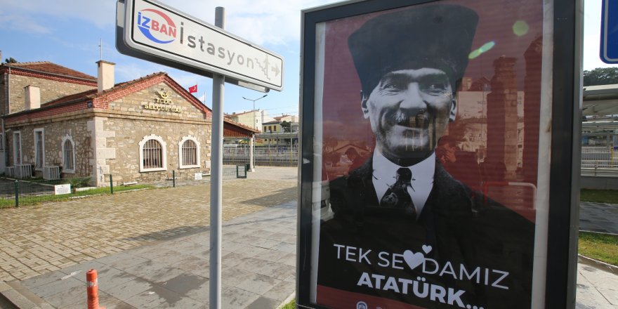 CUMHURBAŞKANI ERDOĞAN'IN AFİŞLERİNİ KALDIRAN SELÇUK BELEDİYESİ İLÇEYE  "ATATÜRK"  AFİŞLERİ ASTI