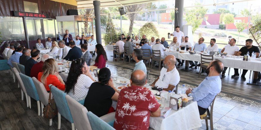 AK PARTİ İZMİR İL BAŞKANI SÜREKLİ'DEN BUCA SEFERİ...ESNAF İLE BULUŞTU