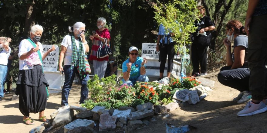 TUNCEL KURTİZ VEFATININ 8’İNCİ YILINDA EDREMİT’TE KABRİ BAŞINDA ANILDI