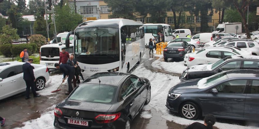 ÇEŞME VE TİRE'DE YUMRUK BÜYÜKLÜĞÜNDE DOLU..KAZALAR VAR..PROGRAMLAR İPTAL...