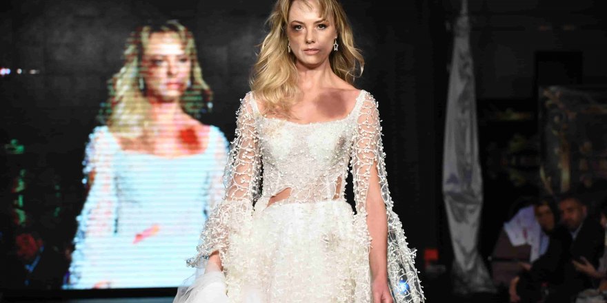 ŞEBNEM SCHAEFER PODYUMA 'DÖVÜLMÜŞ' OLARAK ÇIKTI