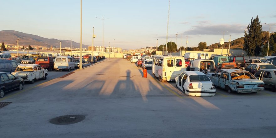 İZMİR BÜYÜKŞEHİR'DEN 'HURDA ARAÇ' OPERASYONU..OTOPARK DOLDU...