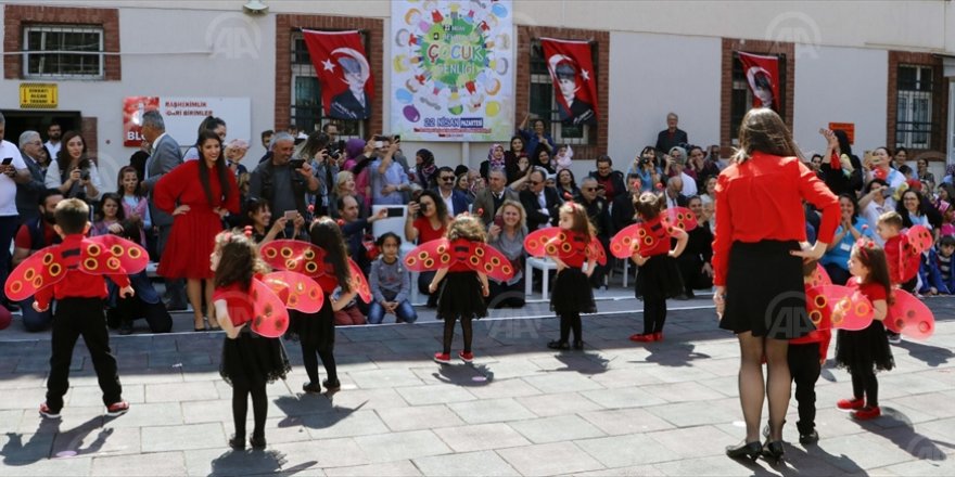 İZMİR'DE HASTANEDE TEDAVİ GÖREN ÇOCUKLAR 23 NİSAN'I KUTLADILAR