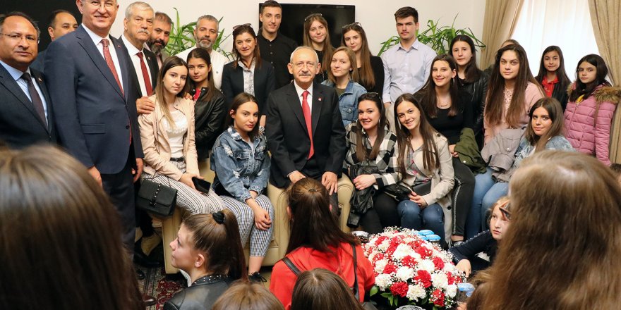 BALKAN ÇOCUKLARINDAN KILIÇDAROĞLU'NA 'GEÇMİŞ OLSUN' ZİYARETİ