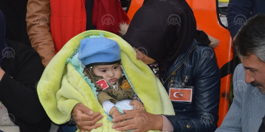 BORA BABASINI BÖYLE UĞURLADI..HAKKARİ ŞEHİDİ GÖZYAŞLARI ARASINDA TOPRAĞA VERİLDİ