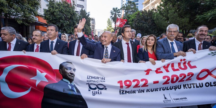 İZMİR'DE ZAFER YÜRÜYÜŞÜ YAPILDI